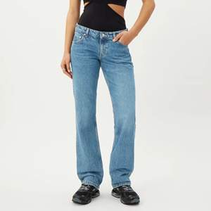 Svinnajjs lågmidjade jeans från Weekday i modellen Arrow! Älskar modellen, men de har tyvärr bara blivit liggande i garderoben. Använda Max 3 gånger