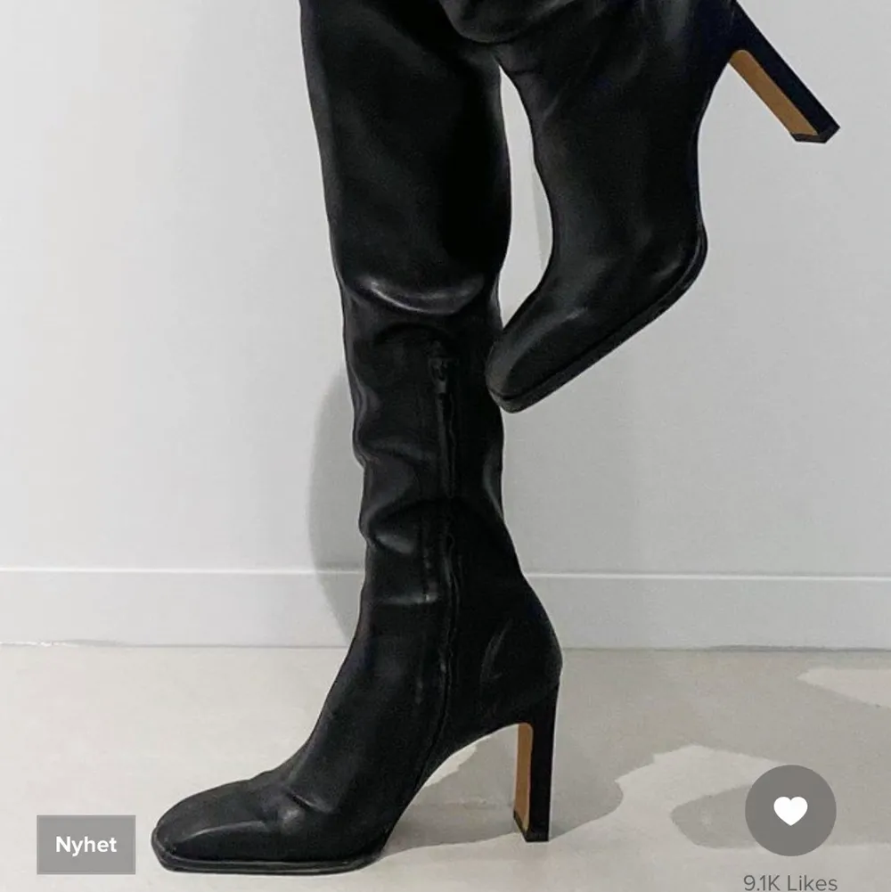 Skit snygga boots eller klackar så är använda 1 gång ser exakt ut som på bilderna. Pris 749 kr på hemsidan säljer de för 500kr. Skor.