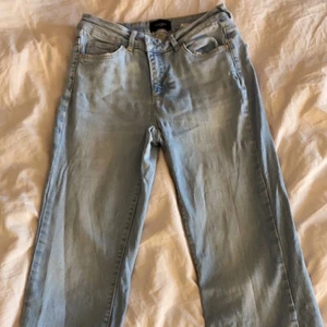 Vera Moda  - Säljer dessa super fina och sköna Vera Moda jeansen. Är midwaist. Säljer dom pga att dom nu har blivit försmå är i fint skick