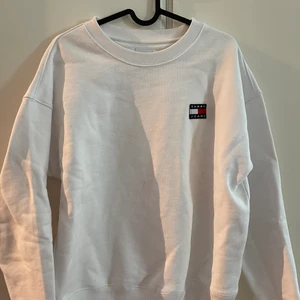 Sweatshirt  - Sweatshirt från Tommy jeans, köpt för 1100, säljes för 500kr.