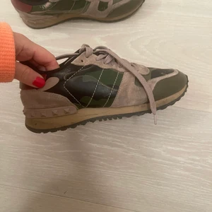 Valentino sneakers  - Valentino sneakers dock har färgen lossnat lite som ni ser på bilden. Äkta stl 37. Finn’s inget kvitto