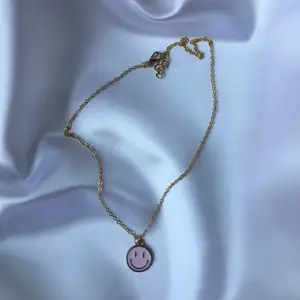 Super gulligt handgjort smiley halsband i ljusrosa! Frakten är 12 kr! Dm:a vid seriöst intresse! 💓 