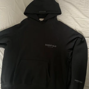 Essentials Fear of god - Säljer min helt nya Essentials hoodie, köpt för 2800kr men den passade inte så därför säljer jag den då butiken jag köpte ifrån inte tillåter returer. Size medium, säljer för 1999kr 
