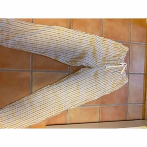 Randiga byxor  - Randiga byxor, aldrig använda. Fina i färgen 