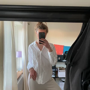 Vit skjorta från Zara - En vit snygg och enkel skjorta från Zara, strl M, använd fåtal gånger. Köparen står för frakten 🌸
