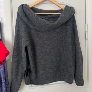 Stickad offshoulder tröja - Supermysig tröja för alla tillfällen. Använd en gång