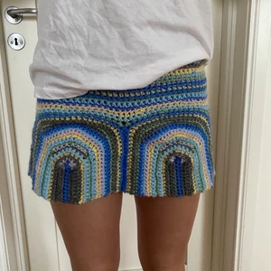 Egenvirkad kjol - Egenvirkad kjol. ❤️ Ostretchad är midjan ca 70 cm och längden på kjolen är ca 38 cm. Den är superskön och varm! Tvättas för hand i 40 grader. Skriv privat vid köp 💜💜