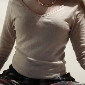 Topp - Säljer denna tröja då den aldrig kommit till användning, den är som helt ny.