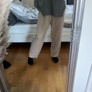 Beiga linnebyxor  - Jättefina beiga linnebyxor i strl M. Säljer pågrund av att dem ej kom till användning. Köparen står för frakt 💕💕