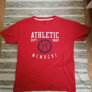 Röd t-shirt med tryck - Stor i storleken, skulle säga M