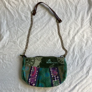 axelremsväska  - läs allt innan du frågar!🤍 buda i dm! unik axelremsväska från desigual. soft girl & fairycore vibes. skick 10/10. mått under ”storlek”