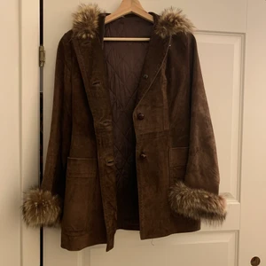 Mockajacka med pälsarmar och krage - Så fin trendig, köpt här på plick (andra bilden lånad från säljare) har dessvärre inte kommit till användning då jag har så många andra jackor men älskar! 🤩🤩