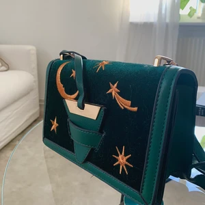 Väska - Grön mindre väska. Rymlig