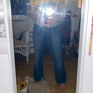 Baggy jeans - Jeans som går att ha för folk med olika storlekar, förutsatt att man har skärp eller viker de i kanten:) inköpta på statsmissionen, orginalt från Kappahl. 💕💕