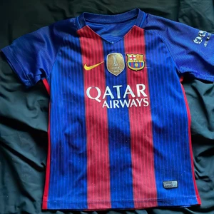 Barcelona tröja nr. 10: Messi - Skick är 5/10. Storlek S. Pris 100 kr. 