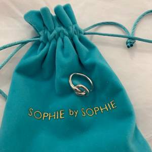 Säljer min jättefina Sophie by Sophie ring, silver knot ring i strl 52. Endast provad, ser ut som ny. Möts helst upp i Sthlm eller Skåne annars kan jag skicka. 