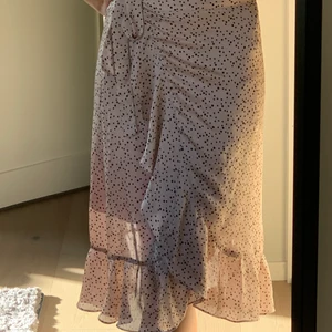 Kjol - Rosa prickig kjol från Neo Noir. Jättefint skick.