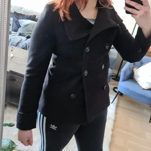 H&M jacka strl 40 - Jacka som jag inte använder så ofta då den är för liten. Missfärgad på lappen i nacken. Skulle säga att den sitter som en 38. Köparen står för frakten 💕