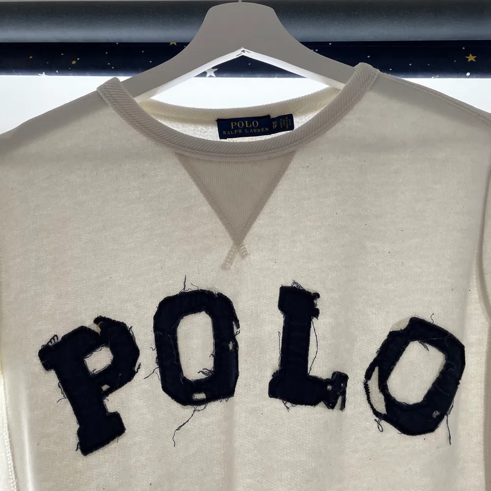 Jättefin sweatshirt/tröja från Polo Ralph Lauren. Älskar själva POLO trycket som är i marinblå, det är meningen att det ska se lite ”trasigt” och slarvigt ut. Säljs för den sitter lite tight på mig. Använd få gånger. . Tröjor & Koftor.