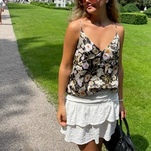 H&M topp S - Blommigt linne med knytdetalj bak och fin urringning fram!