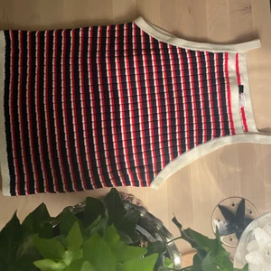 Randigt linne  - Randigt linne med lite ”Brandy Melville vibes” bra kvalite och nästan oanvänd, det finns inte en skråma på den och är så gott som ny :) skriv för fler frågor/intresse/mer bilder💓💓