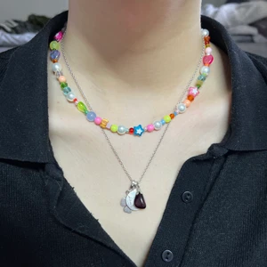 pärlhalsband  - Egengjort pärlhalsband av båda plast och glaspärlor! Finns en liten förlängningskedja på halsbandet, så det är ungefär 38-42cm långt! Frakten på 14kr ingår i priset💖