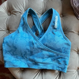 Sport-bh gymshark  - Säljer denna fina sport-bh från gymshark då den inte kommer till användning. I s men passar även xs. Väldigt fin i ryggen. Använd någon enstaka gång och givetvis tvättad därefter! Frakt på 52 kr tillkommer💙 Nypris 499 kr