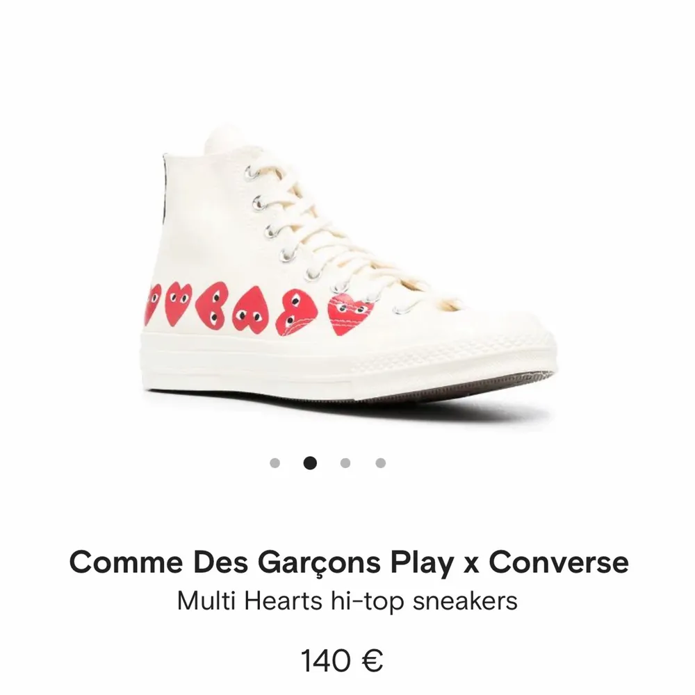 In princip helt nya cdg converse som har använts max 2 gånger. Vilket gör att dom har ett helt nytt skick.. Skor.