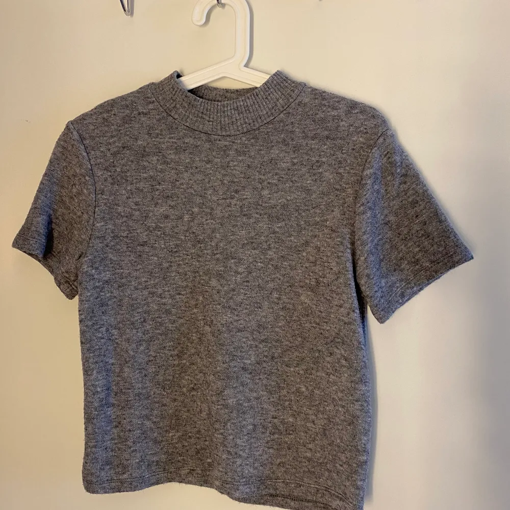 Supersnygg grå stickad tröja från Zara. Använd endast ett fåtal gånger, så är som nyskick. Storlek L men skulle säga att den är S då den är väldigt liten i storleken . T-shirts.