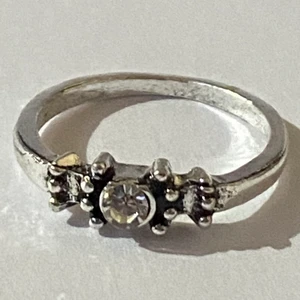 Ring - Silverring med en kristall och små detaljer.