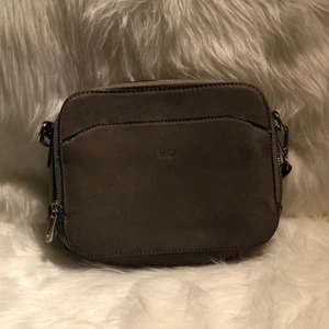 Grå mockaväska - 🤍Grå mockaväska🤍 Från märket Mist, väldigt praktisk då den är liten men har många rymliga fack. Inköpt för 400kr