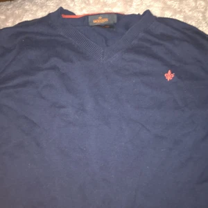 Morris V-ring stickad - Hej säljer min stickade morriströja. Tröjan är lite använd men är i toppskick. Tröjan är köpt för 900kr. Cond:9/10. Storlek:M