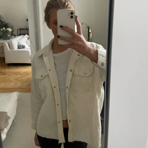 Jacka - ”Gammal” vår jacka från zara , Manchester tyg och krämvit !!