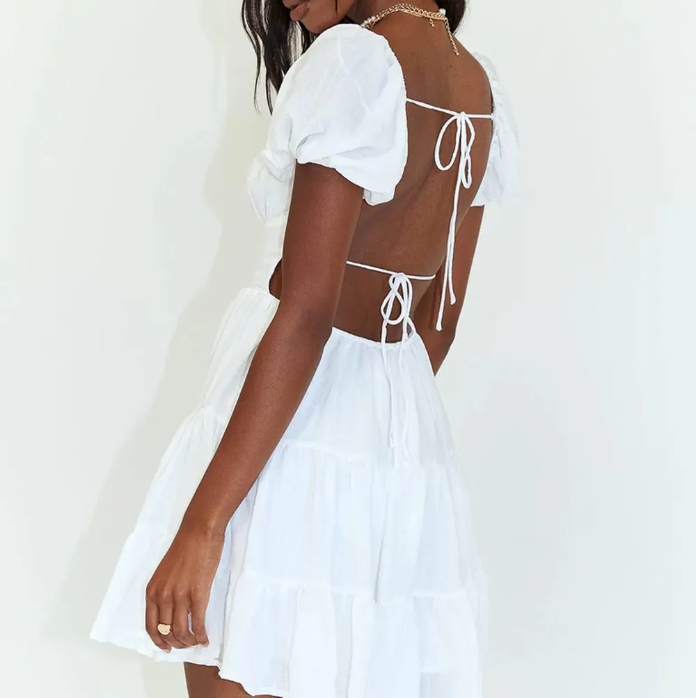 Super fin vit klänning från Princess Polly. Passar perfekt till studenten. Helt ny, aldrig använd. Köpare står för frakten! . Klänningar.