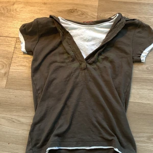 Topp  - Detta är en supergullig tröja jag köpte second hand för ett tag sedan men tyvär är jag inprincip pank o behöver därför sälja den🥲 aja hursomhelst det står storlek L i den men den är väldigt stretchiga o själv är jag en storlek m o den passade perfekt, tror nog den skulle kunna passa s och xl också