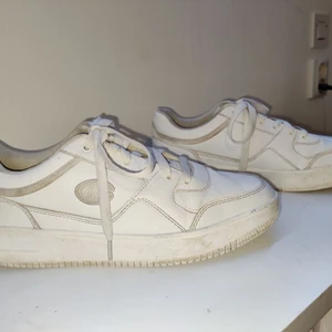 Skor - Ett par Champion skor, vita, lite målade men går o få bort om man har vit penna eller något bra medel:) sulan är lite sönder men syns och känns inte så mycket:) tänkte ha dyrare pris men bara för dom är målade o så, så säljer jag dom billigare än jag tänkt (inte så använda typ 3gånger fast dom är för stora så säljer dom)🙂