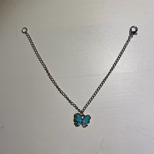 Armband - Ett jättefint handgjort armband med en blå fjäril! Längd på armbandet: 16cm (17cm med spännet) För varje smycke jag säljer kommer jag skänka 10kr till organisationer som hjälper till i Ukraina!💙💛