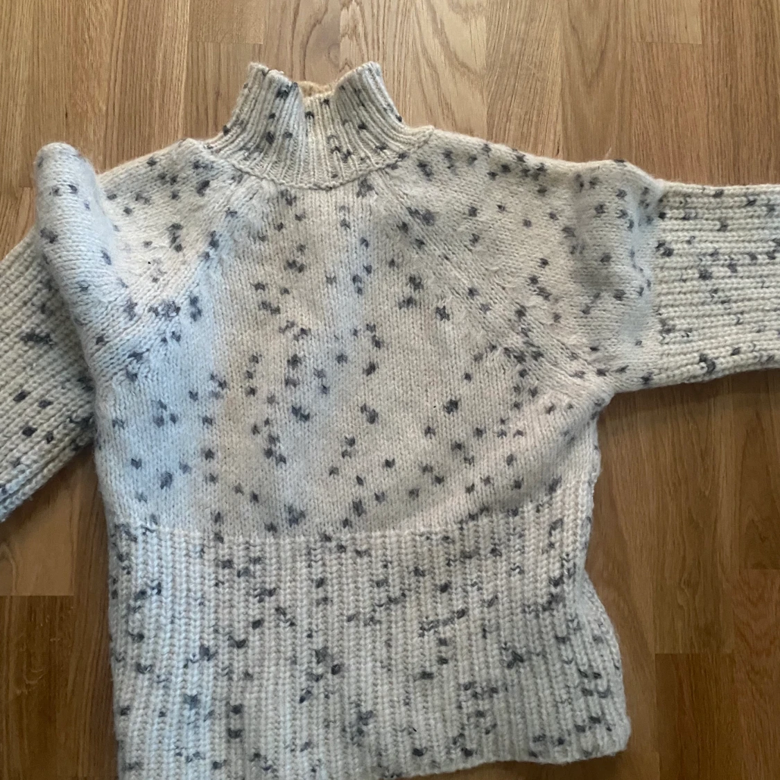 Stickad tröja med svarta detaljer  - 91