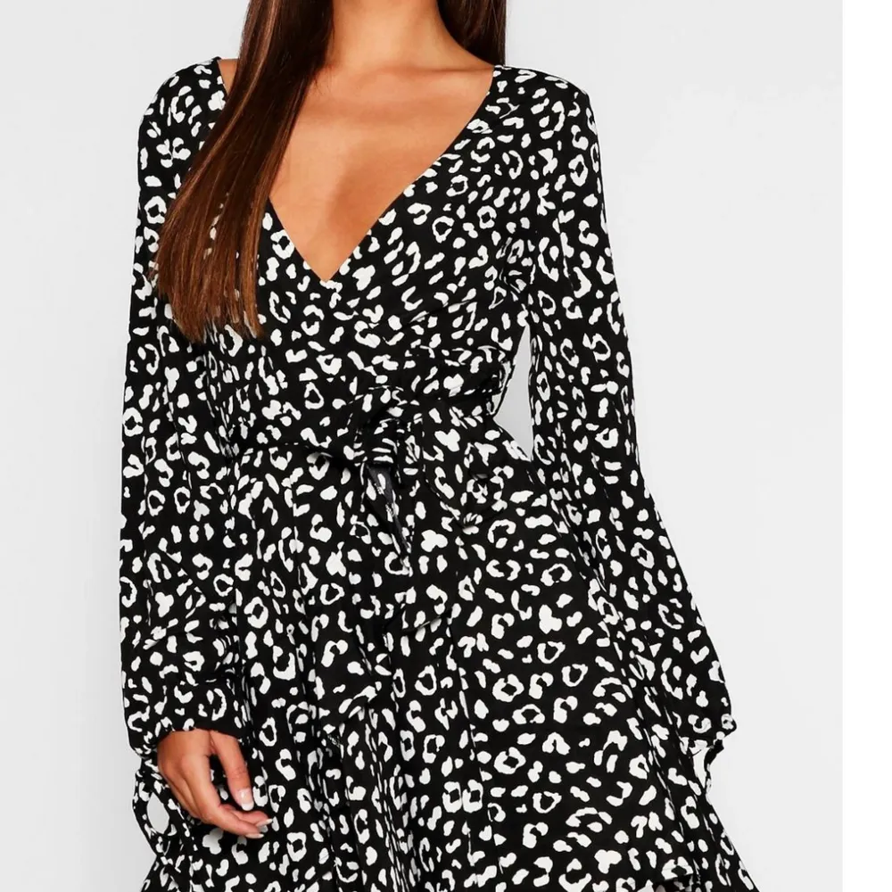 Säljer en jätte fin oanvänd leopardmönstrad klänning. Två första bilderna är tagna från hemsidan har endast testat prislappen är kvar. För liten för mig. . Klänningar.