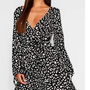 Säljer en jätte fin oanvänd leopardmönstrad klänning. Två första bilderna är tagna från hemsidan har endast testat prislappen är kvar. För liten för mig. 