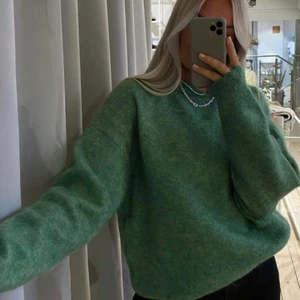 Stickad grön tröja  - ‼️INTRESSEKOLL‼️ på min gröna tröja :) köptes för inte så länge sen men kommer inte till användning tyvärr, men den är super fin och i nyskick. Kom privat för det högsta ni kan buda. Vill se hur mycket jag kan få för den innan jag säljer den:) högsta pris: 470