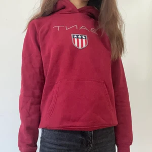 Gant röd hoodie - Säljer denna skitsnygga hoodien från Gant pga att den inte används längre. Jag är 170 cm lång och på mig sitter den väldigt bra med långa ärmar. Nypris 800kr.