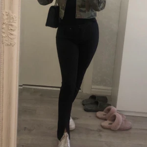 Kostymbyxor med slits - Säljer dessa kostymbyxor med slits fån nakd i storlek S