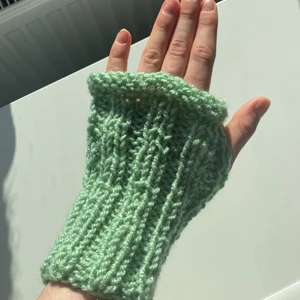 Specialstickade accessoarer! - Säljer specialstickade torgvantar och benvärmare! Pris torgvantar : 150kr inkl frakt benvärmare: 170kr inkl frakt! Kontakta privat vid köp. Kontakta även privat för att ta reda på vilka färger som är tillgängliga. Just nu finns bl.a vitt, pastelgrönt och ombré-rosa!