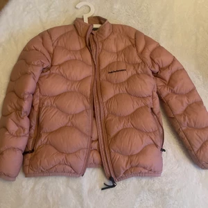 Peak performance jacka,rosa - En peak performance jacka i jätte bra skick i en gammel rosa färg. Ny pris 1 750kr. Kan hämtas hos mig så ingen leverans utan hämtas hemma hos mig💗