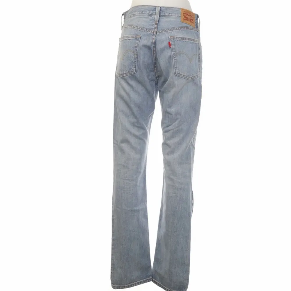 Levis jeans storlek 27, rak modell. Innerlängd 80, midja sida till sida 36 cm.. Jeans & Byxor.