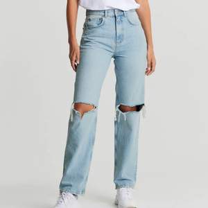 (Lånad bild) Säljer ett par populära 90’s highwaist jeans i färgen blå, från ginatricot. Slutsålda på Ginas hemsida, skicka dm för fler bilder❤️