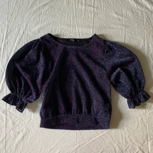 Rosa och blåglittrig topp med puffärm - Glittrig topp från bikbok, använd ett fåtal gånger. 