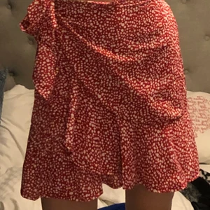Prickig kjol - Säljer min fina röda kjol med vita prickar på. Mycket bra skick och inte använd många gånger. Frakt ingår i priset