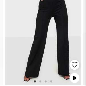 Ett par sömmade kostymbyxor från NELLY som använts 2 gånger i storlek XS.  Dem heter - Shape High Wide Pant. Dem köptes för 349. Budar gärna men startar på 200kr kan gå ned också❤️Säljer pga att dem är för långa för mig som är 158. Dem är högmidjade byxor men man kan lätt vika ner❤️ 